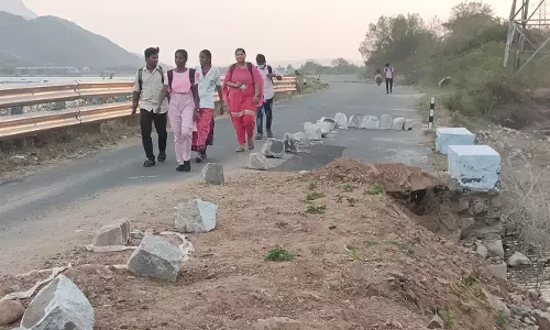 உடைந்த சாலையை 2 மாதமாகியும் சீரமைக்கவில்லை- பொதுமக்கள், வாகன ஓட்டிகள் தவிப்பு