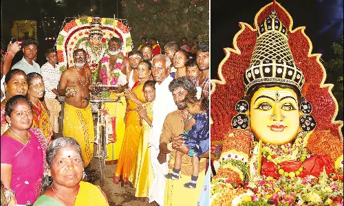 மாநகர் பகுதிகளில் இருந்து சமயபுரம் மாரியம்மன் கோவிலுக்கு பூக்கள் எடுத்துச்சென்ற பக்தர்கள்