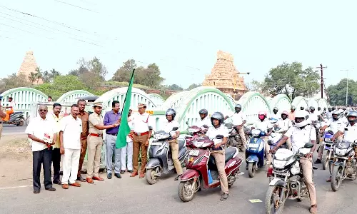 தஞ்சையில், ஹெல்மெட் அணிவதன் அவசியம் குறித்த விழிப்புணர்வு பேரணி- கலெக்டர் தொடங்கி வைத்தார்