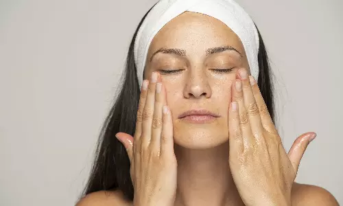 முகப்பொலிவை அதிகரிக்க வீட்டிலேயே மசாஜ் செய்வது எப்படி?