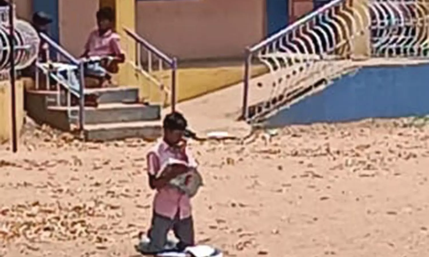 பள்ளிக்கு தாமதமாக வந்த மாணவனை உச்சி வெயிலில் முட்டி போட வைத்த ஆசிரியர்