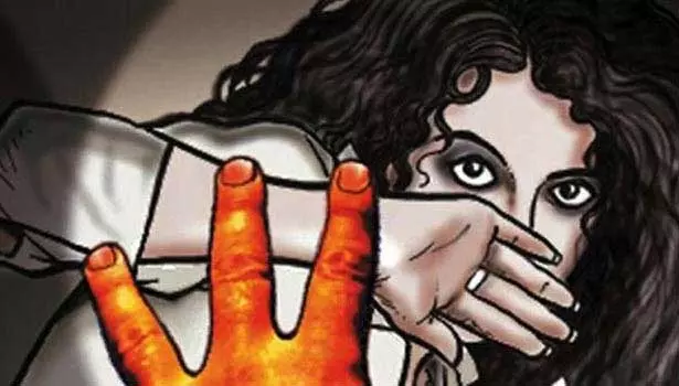 திருவிழாவை பார்த்து விட்டு திரும்பிய அக்காள் - தங்கையை கடத்தி கூட்டு பாலியல் பலாத்காரம்: 8 பேர் கும்பல் வெறிச்செயல் திருவிழாவை பார்த்து விட்டு திரும்பிய அக்காள் - தங்கையை கடத்தி கூட்டு பாலியல் பலாத்காரம்: 8 பேர் கும்பல் வெறிச்செயல்