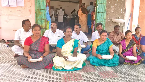 தட்டு ஏந்தி பிச்சை எடுக்கும் போராட்டம் நடத்திய கவுன்சிலர்கள் தட்டு ஏந்தி பிச்சை எடுக்கும் போராட்டம் நடத்திய கவுன்சிலர்கள்