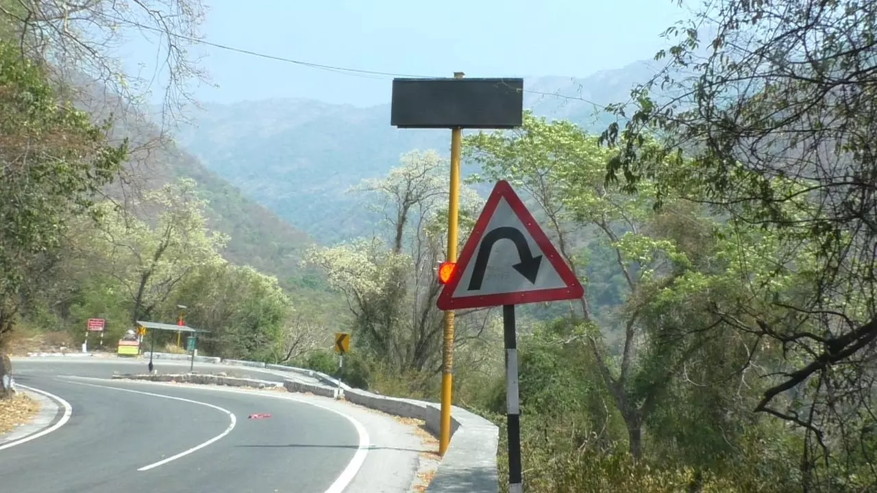 மேட்டுப்பாளையம்-குன்னூர் மலைப்பாதையில் தானியங்கி ஒலிபெருக்கி திடீர் பழுது- விபத்து அபாயம்