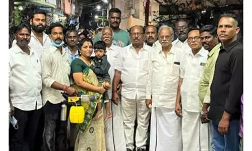 வைரஸ் காய்ச்சலை தடுக்க கொசு மருந்து தெளிக்கும் பணி