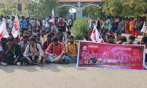 தூத்துக்குடியில் கல்லூரி மாணவர்கள் வகுப்புகளை புறக்கணித்து போராட்டம்