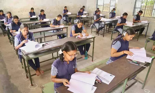 திருப்பூர் மாவட்டத்தில் 93 தேர்வு மையங்களில் பிளஸ்- 1 தேர்வு மாணவ-மாணவிகள் ஆர்வமுடன் எழுதினர்