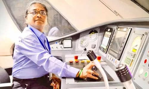 வந்தே பாரத் ரெயிலை இயக்கிய ஆசியாவின் முதல் பெண் லோகோ பைலட்