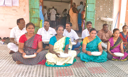 தட்டு ஏந்தி பிச்சை எடுக்கும் போராட்டம் நடத்திய கவுன்சிலர்கள்