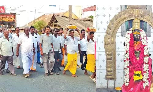 வாழப்பாடி திரவுபதி அம்மன் கோவிலில் தீமிதி திருவிழா நடத்த அம்மனிடம் சகுனம் கேட்ட பக்தர்கள்