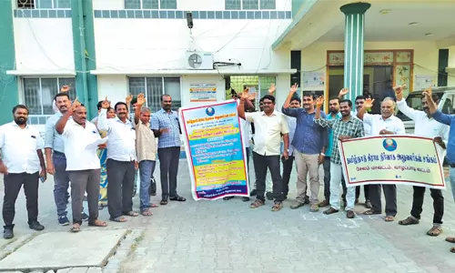 கிராம நிர்வாக அலுவலர்கள் ஆர்ப்பாட்டம்