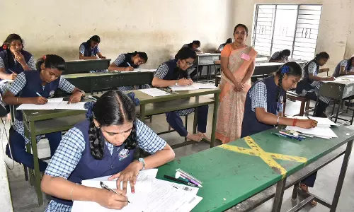 ஈரோடு மாவட்டத்தில் 21 ஆயிரத்து 948 மாணவ-மாணவிகள் பிளஸ்-1 பொதுத்தேர்வு எழுதினர்