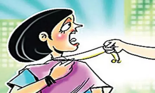 பெண்ணிடம் 3 பவுன் செயின் பறிப்பு