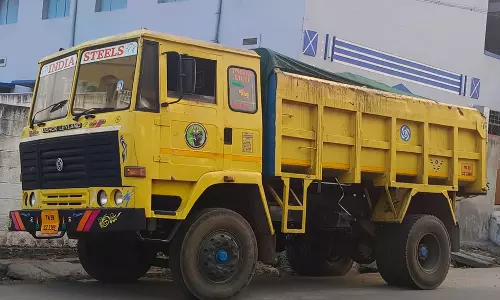 கழிவு மண் ஏற்றி சென்ற டிப்பர் லாரி சிறை பிடிப்பு