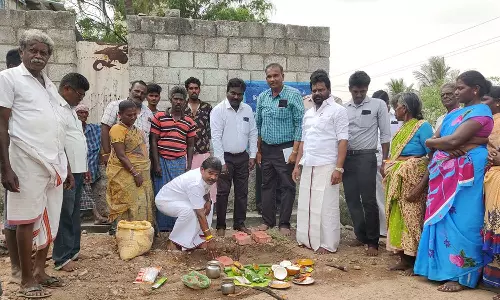 ஓட்டப்பிடாரம் அருகே ரூ.33 லட்சம் மதிப்பில் திட்டப்பணிகளுக்கு அடிக்கல்