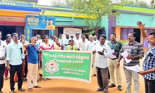 ஆலங்குளத்தில் ஊரக வளர்ச்சித்துறை அலுவலர்கள் ஆர்ப்பாட்டம்