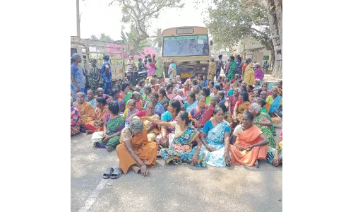 ஏரி கால்வாய் தூர்வாரப்படாததால் பொதுமக்கள் சாலை மறியல்