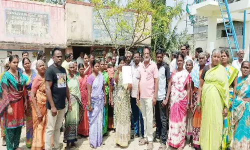பட்டா கேட்டு கிராம நிர்வாக அலுவலகத்தை முற்றுகையிட்டு போராட்டம்