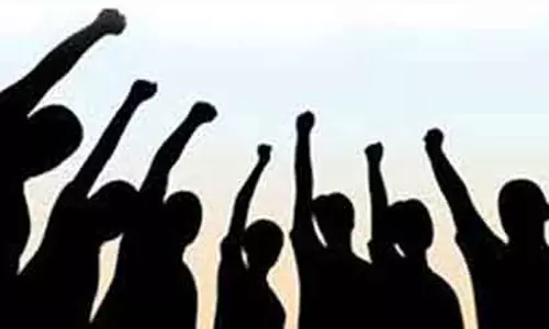 திருவள்ளூர் கலெக்டர் அலுவலகம் முன்பு ஊரக வளர்ச்சித்துறை அலுவலர்கள் ஆர்ப்பாட்டம்