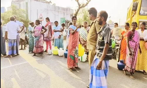 அக்கராயபாளையத்தில்    காலி குடங்களுடன் பெண்கள் சாலை மறியல்
