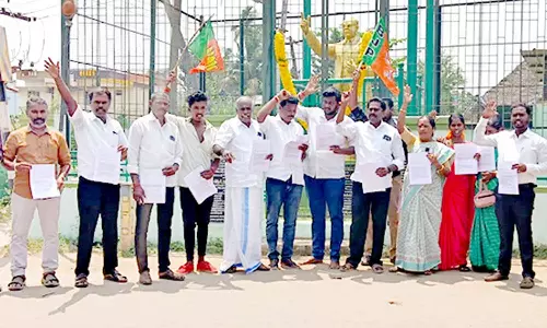 பா.ஜனதா.வினர் அம்பேத்கர் சிலையிடம் மனு கொடுத்து போராட்டம்