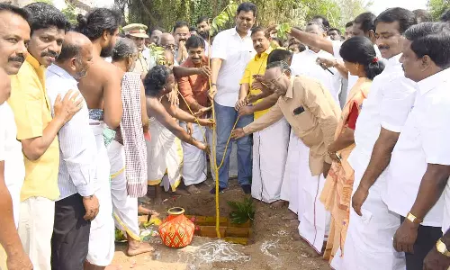 மன்னார்குடியில், புதிய பஸ் நிலைய கட்டிடம் கட்ட அடிக்கல் நாட்டு விழா