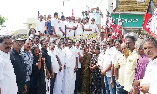 எடப்பாடி பழனிசாமி மீது வழக்கு பதிவு செய்ததை கண்டித்து ஆர்ப்பாட்டம்