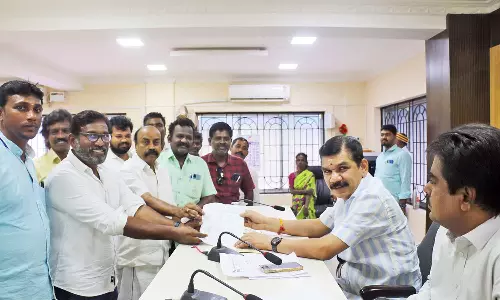 பெருமாள்புரம் காமராஜர் சாலையில்  பூட்டி கிடக்கும் பூங்காவை திறக்க வேண்டும்- மேயரிடம் வியாபாரிகள் மனு