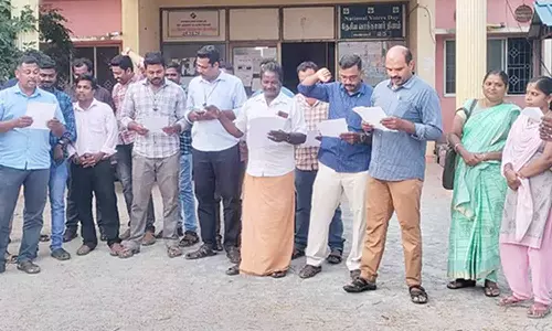 தரங்கம்பாடியில், கிராம நிர்வாக அலுவலர்கள் ஆர்ப்பாட்டம்