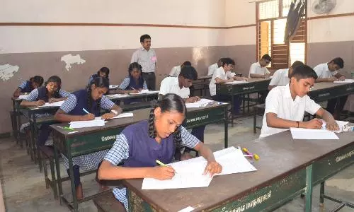 கோவையில், 128 மையங்களில்  பிளஸ்-1 தேர்வு தொடங்கியது