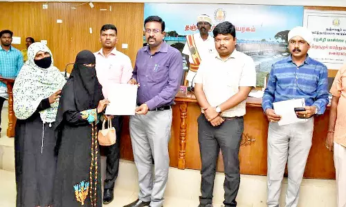 மாற்றுத்திறனாளிகளுக்கு மாதாந்திர உதவித்தொகை பெற ஆணைகள்- கலெக்டர் வழங்கினார்