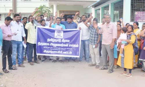 கிருஷ்ணகிரியில் கிராம நிர்வாக அலுவலர்கள் ஆர்ப்பாட்டம்