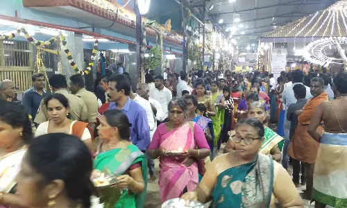 மண்டைக்காடு பகவதியம்மன் கோவிலில் பக்தர்கள் குவிந்தனர்- இன்று நள்ளிரவு ஒடுக்கு பூஜை