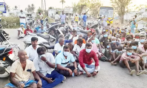 பேரூராட்சி குப்பை கழிவுகளை அகற்ற கோரிசாலை மறியல்