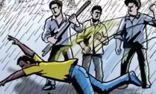 பயங்கர ஆயுதங்களுடன் பனியன் நிறுவனத்துக்குள் புகுந்து தாக்குதல் - 8 பேர் கும்பல் கைது