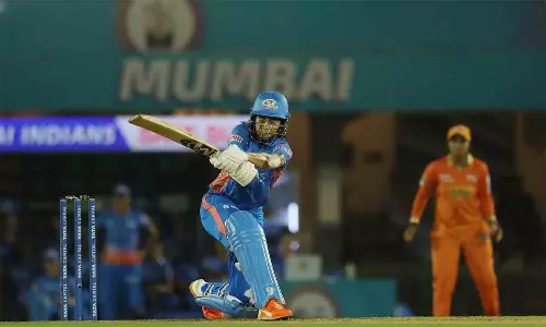 மும்பை இந்தியன்ஸ் அணியின் தொடர் வெற்றிக்கு முற்றுப்புள்ளி வைக்குமா குஜராத் ஜெயண்ட்ஸ்..? 163 ரன்கள் இலக்கு