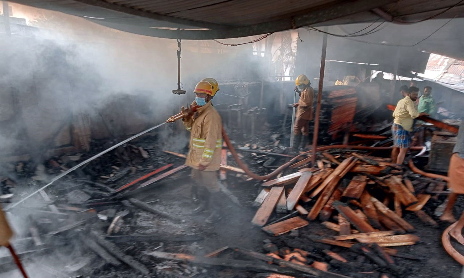மர இழைப்பு நிலையத்தில் பயங்கர 'தீ'- பல லட்சம் மதிப்பிலான பொருட்கள் எரிந்து நாசம்