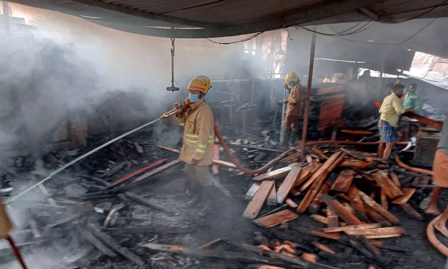 மர இழைப்பு நிலையத்தில் பயங்கர தீ- பல லட்சம் மதிப்பிலான பொருட்கள் எரிந்து நாசம் மர இழைப்பு நிலையத்தில் பயங்கர தீ- பல லட்சம் மதிப்பிலான பொருட்கள் எரிந்து நாசம்