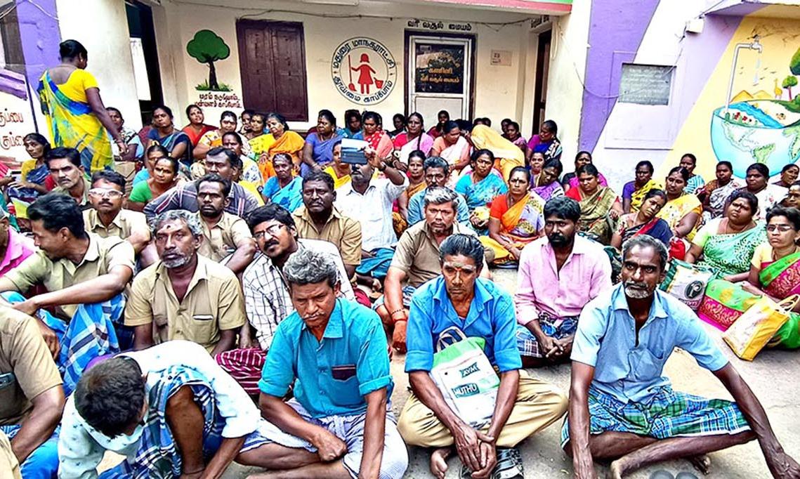 சம்பளம் வழங்காததை கண்டித்து மதுரை மாநகராட்சி துப்புரவு பணியாளர்கள் தர்ணா