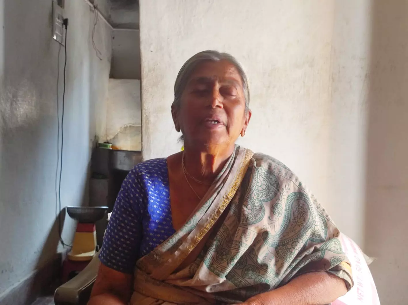 குளிர்பானத்தில் மயக்க மருந்து கலந்து கொடுத்து மூதாட்டியிடம் ரூ.5 லட்சம் நகைகள் கொள்ளை குளிர்பானத்தில் மயக்க மருந்து கலந்து கொடுத்து மூதாட்டியிடம் ரூ.5 லட்சம் நகைகள் கொள்ளை