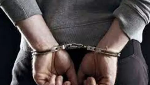 களக்காடு அருகே மாணவர் மீது தாக்குதல்-வாலிபர் கைது களக்காடு அருகே மாணவர் மீது தாக்குதல்-வாலிபர் கைது