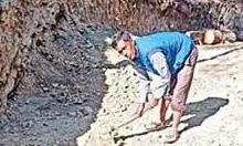 மலையை குடைந்து சாலை அமைத்த தனி ஒருவன் மலையை குடைந்து சாலை அமைத்த தனி ஒருவன்