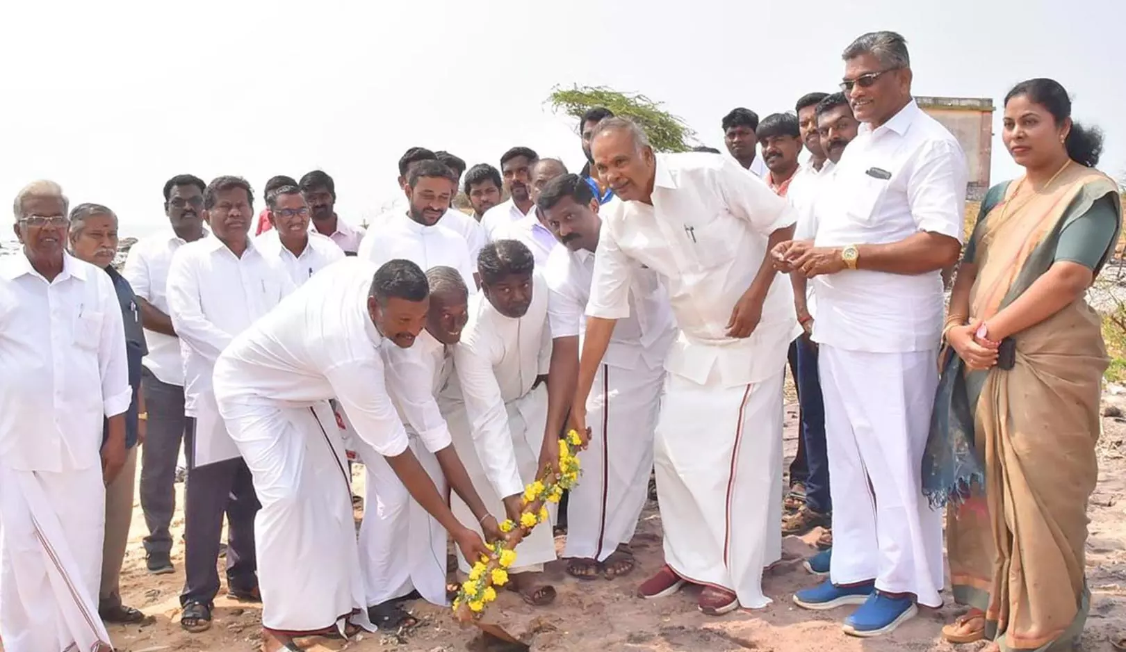 இடிந்தகரை அருவிக்கரையில் ரூ.10 கோடி மதிப்பில் மீன் இறங்குதளம் அமைக்கும் பணி - சபாநாயகர் அப்பாவு தொடங்கி வைத்தார் இடிந்தகரை அருவிக்கரையில் ரூ.10 கோடி மதிப்பில் மீன் இறங்குதளம் அமைக்கும் பணி - சபாநாயகர் அப்பாவு தொடங்கி வைத்தார்