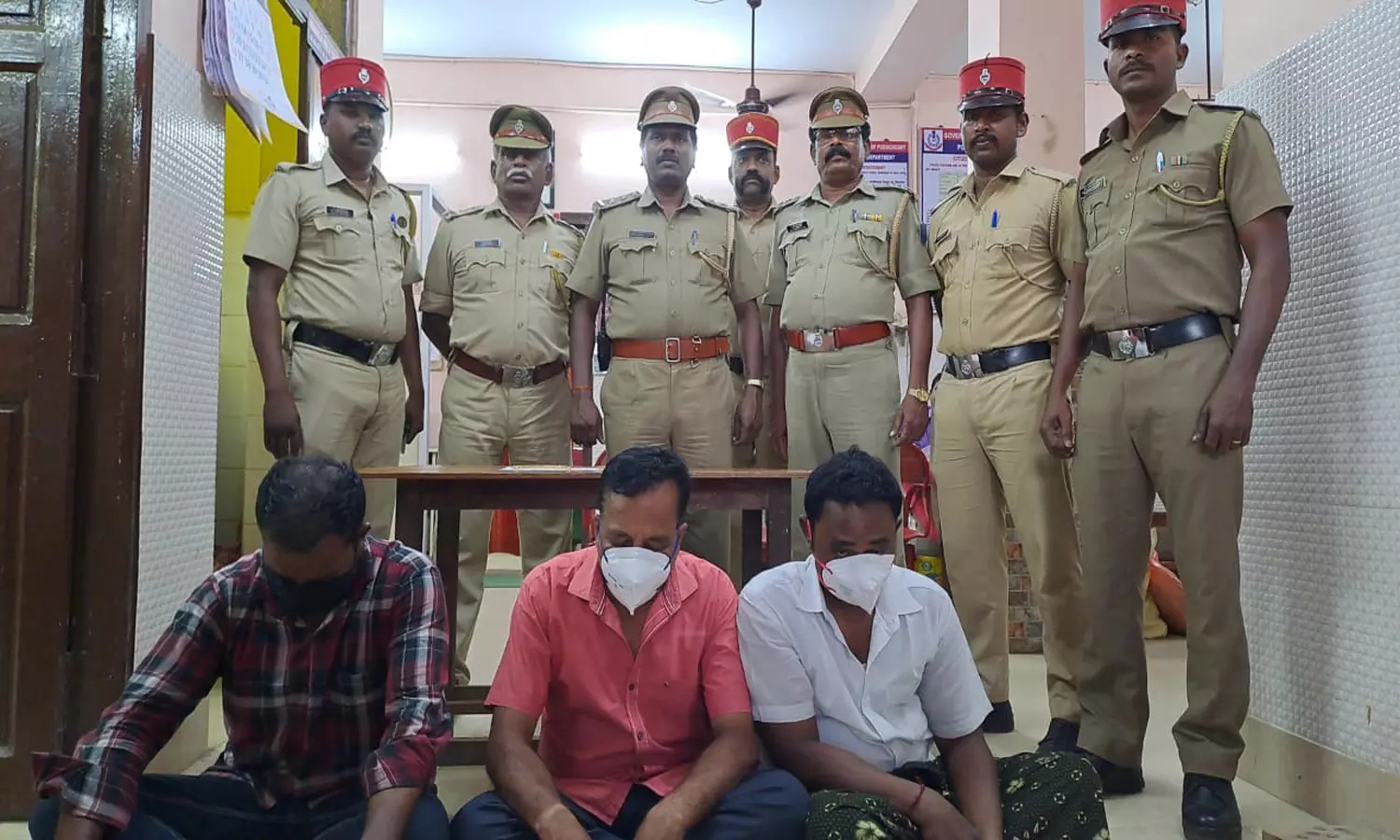 காரைக்காலில் போலி தங்க நகையை விற்க முயன்ற வழக்கில் மேலும் ஒருவர் கைது:  பெண் உள்பட 2 பேருக்கு வலைவீச்சு