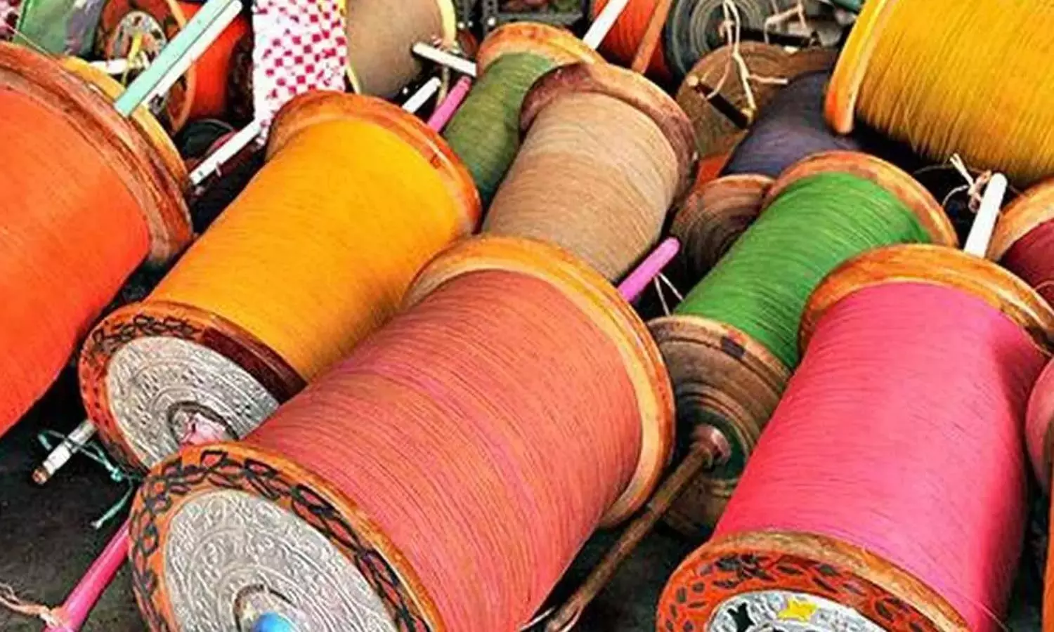 கோயம்பேடு-பரங்கிமலையில் மோட்டார் சைக்கிளில் சென்றபோது பெண் என்ஜினீயர் உள்பட 3 பேரை மாஞ்சா நூல் அறுத்தது- போலீசார் எச்சரிக்கை கோயம்பேடு-பரங்கிமலையில் மோட்டார் சைக்கிளில் சென்றபோது பெண் என்ஜினீயர் உள்பட 3 பேரை மாஞ்சா நூல் அறுத்தது- போலீசார் எச்சரிக்கை