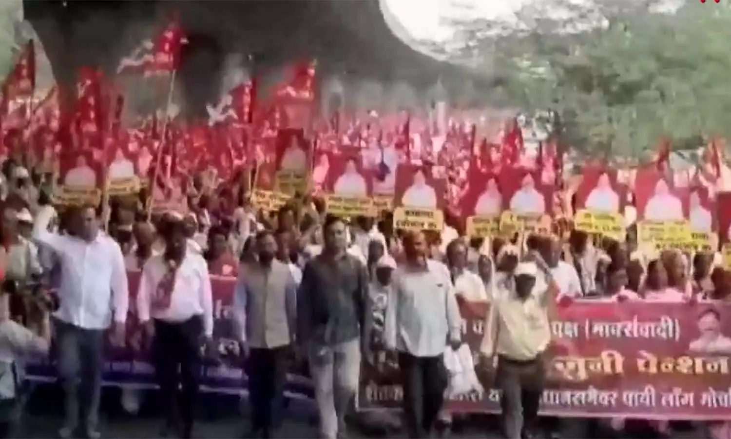 கோரிக்கைகளை வலியுறுத்தி பிரமாண்ட பேரணி- மும்பை நோக்கி அணிவகுத்து செல்லும் விவசாயிகள் கோரிக்கைகளை வலியுறுத்தி பிரமாண்ட பேரணி- மும்பை நோக்கி அணிவகுத்து செல்லும் விவசாயிகள்