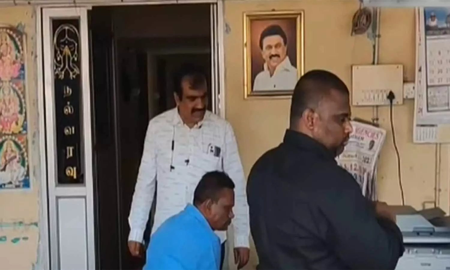 தமிழகத்தின் பல்வேறு பகுதிகளில் லஞ்ச ஒழிப்புத்துறை சோதனை: போலீசாரை கண்டதும் பணத்தை தூக்கி எறிந்த ஊழியர்கள் தமிழகத்தின் பல்வேறு பகுதிகளில் லஞ்ச ஒழிப்புத்துறை சோதனை: போலீசாரை கண்டதும் பணத்தை தூக்கி எறிந்த ஊழியர்கள்