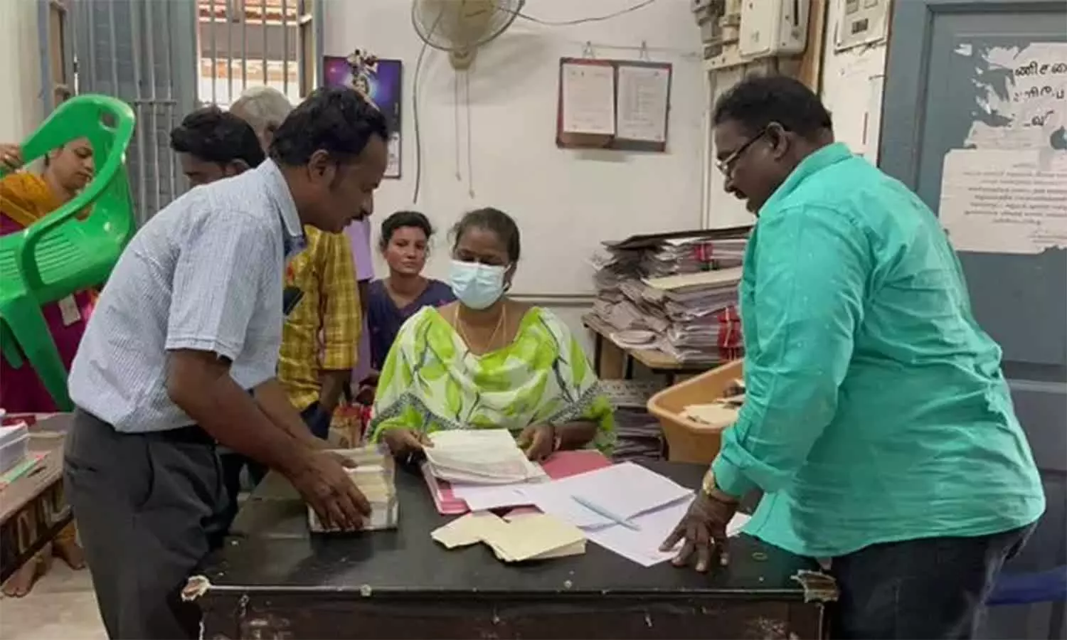 தமிழகத்தின் பல்வேறு பகுதிகளில் லஞ்ச ஒழிப்புத்துறை சோதனை: போலீசாரை கண்டதும் பணத்தை தூக்கி எறிந்த ஊழியர்கள் தமிழகத்தின் பல்வேறு பகுதிகளில் லஞ்ச ஒழிப்புத்துறை சோதனை: போலீசாரை கண்டதும் பணத்தை தூக்கி எறிந்த ஊழியர்கள்