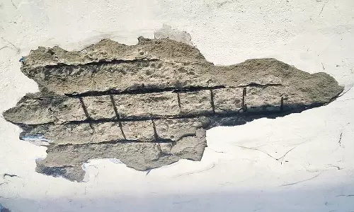 திண்டுக்கல் பஸ் நிலையத்தில் பயணிகளுக்கு ஆபத்தை ஏற்படுத்தும் வகையில் உள்ள மேற்கூரை