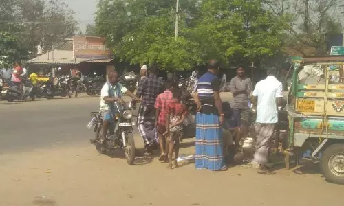 மீன் வியாபாரிகளால் போக்குவரத்து பாதிப்பு